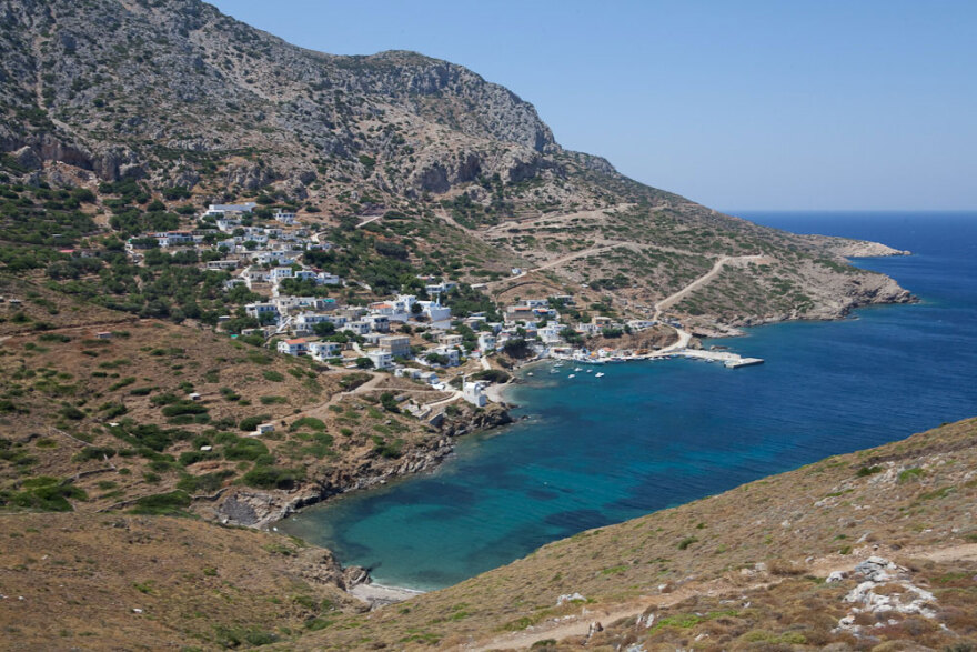 Η παρέλαση των τριών μαθητών στη Θύμαινα και τα προβλήματα του νησιού και του σχολείου του