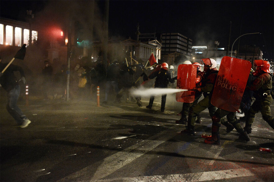 Εξάρχεια: Επεισόδια με μολότοφ και κρότου λάμψης στην πορεία για το μετρό