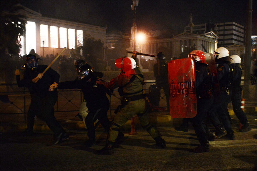 Εξάρχεια: Επεισόδια με μολότοφ και κρότου λάμψης στην πορεία για το μετρό