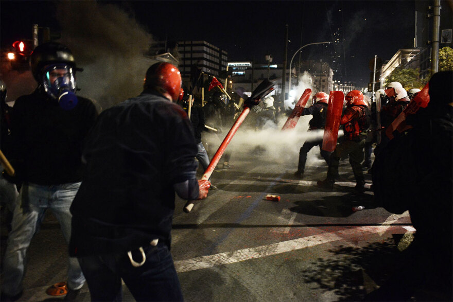 Εξάρχεια: Επεισόδια με μολότοφ και κρότου λάμψης στην πορεία για το μετρό