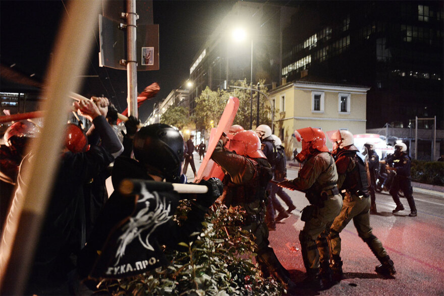 Εξάρχεια: Επεισόδια με μολότοφ και κρότου λάμψης στην πορεία για το μετρό