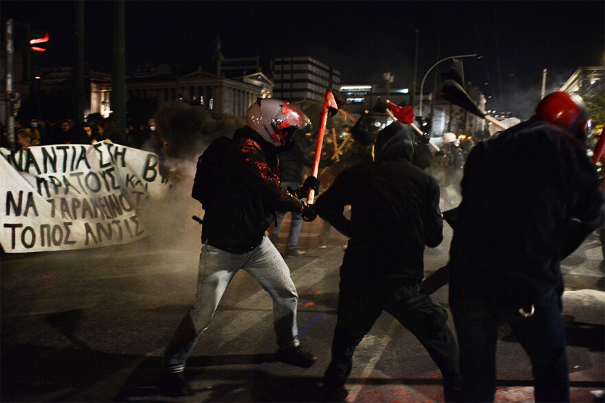 Εξάρχεια: Επεισόδια με μολότοφ και κρότου λάμψης στην πορεία για το μετρό