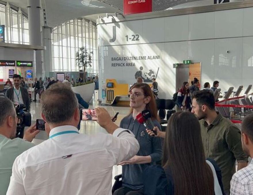 Η πιο ψηλή γυναίκα στον κόσμο ταξίδεψε για πρώτη φορά με αεροπλάνο - Δείτε φωτογραφίες