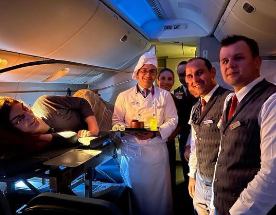 Η πιο ψηλή γυναίκα στον κόσμο ταξίδεψε για πρώτη φορά με αεροπλάνο - Δείτε φωτογραφίες