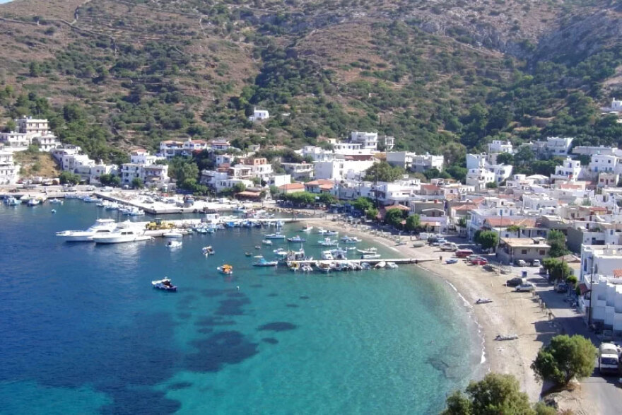 Η παρέλαση των τριών μαθητών στη Θύμαινα και τα προβλήματα του νησιού και του σχολείου του