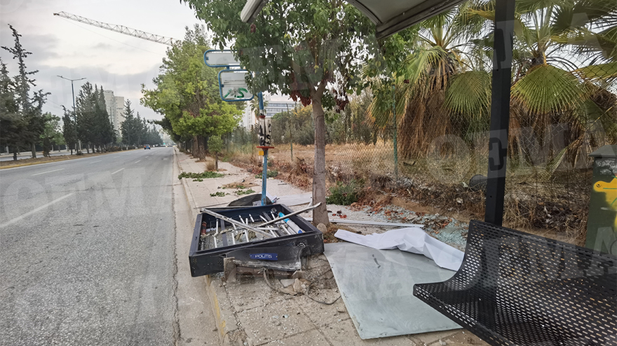 Τρελή πορεία ΙΧ στην Κατεχάκη - «Καρφώθηκε» σε στάση λεωφορείου, ένας τραυματίας