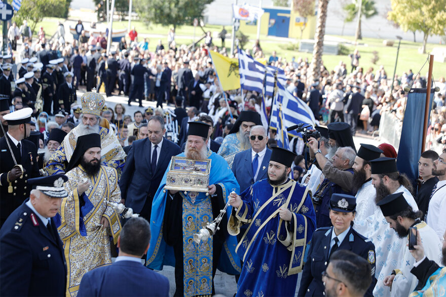 Πειραιάς: Με τιμές αρχηγού κράτους έφτασε η Αγία Ζώνη της Παναγίας από τη Μονή Βατοπαιδίου