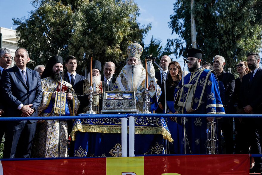 Πειραιάς: Με τιμές αρχηγού κράτους έφτασε η Αγία Ζώνη της Παναγίας από τη Μονή Βατοπαιδίου