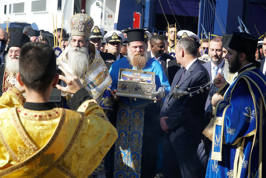 Πειραιάς: Με τιμές αρχηγού κράτους έφτασε η Αγία Ζώνη της Παναγίας από τη Μονή Βατοπαιδίου