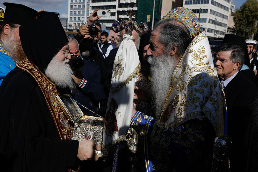 Πειραιάς: Με τιμές αρχηγού κράτους έφτασε η Αγία Ζώνη της Παναγίας από τη Μονή Βατοπαιδίου