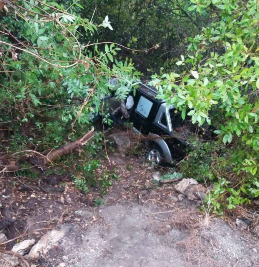 Σάμος: Τροχαίο με αγροτικό που έπεσε από γκρεμό 10 μέτρων - Δείτε φωτογραφίες