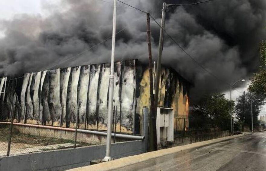 Καβάλα: Φωτιά κατέστρεψε ολοσχερώς αποθήκη με πλαστικά - Δείτε βίντεο