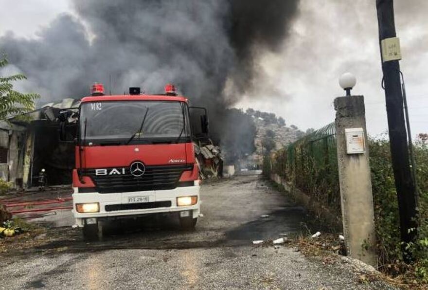 Καβάλα: Φωτιά κατέστρεψε ολοσχερώς αποθήκη με πλαστικά - Δείτε βίντεο
