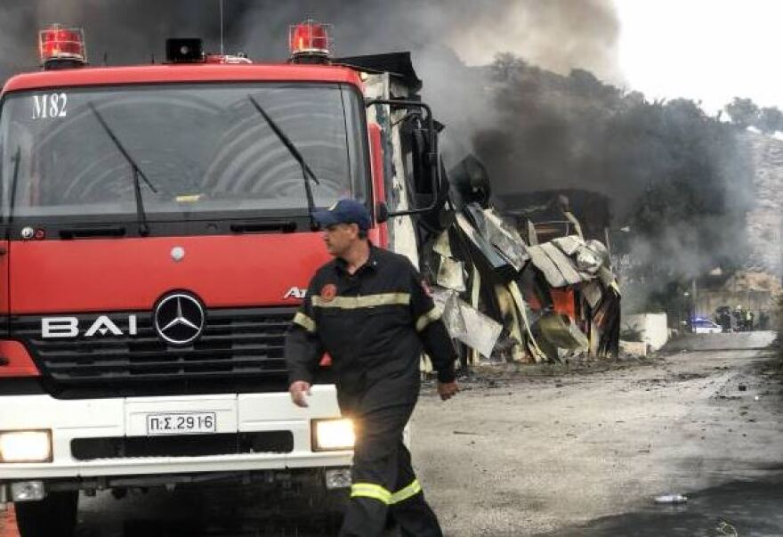 Καβάλα: Φωτιά κατέστρεψε ολοσχερώς αποθήκη με πλαστικά - Δείτε βίντεο