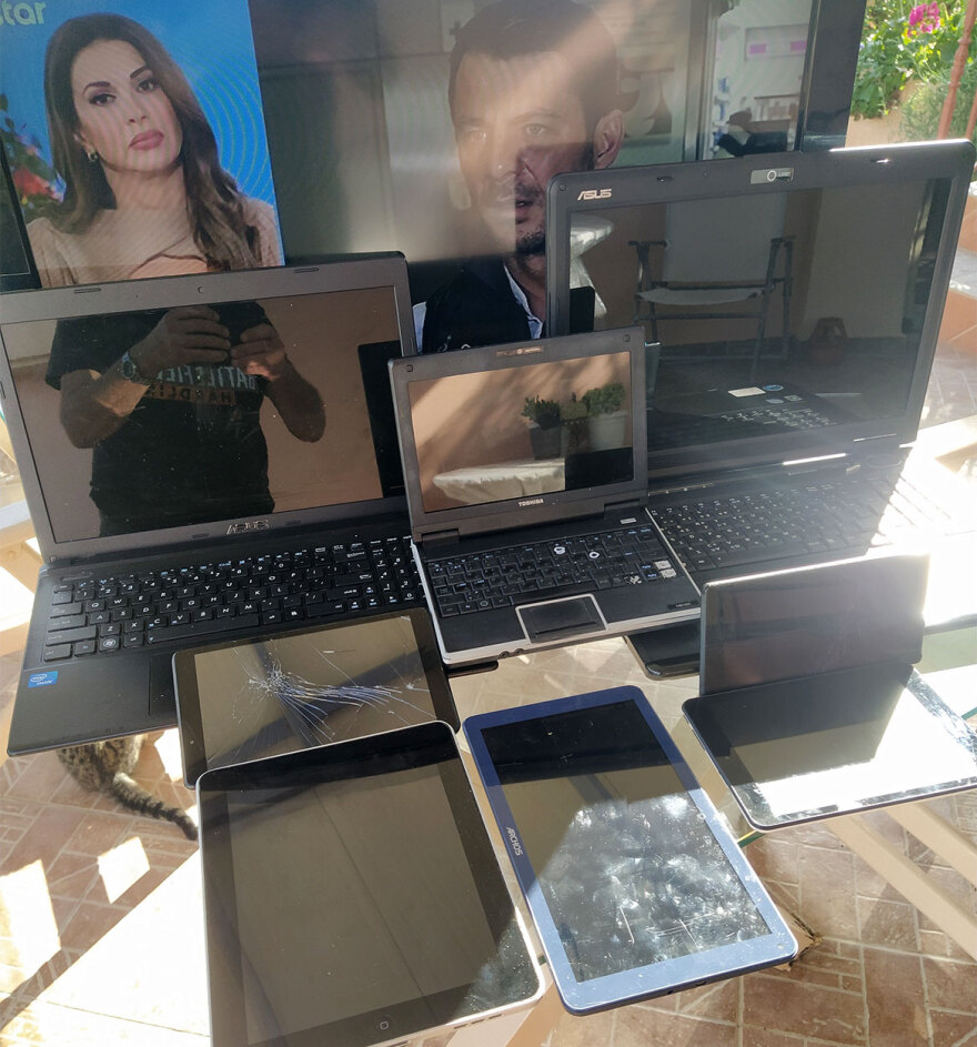 Κεφαλονιά: Συνταξιούχος επισκευάζει μικρές ηλεκτρικές συσκευές και τις χαρίζει σε όποιον τις χρειάζεται