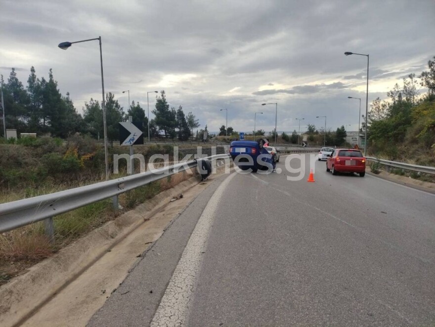Θεσσαλονίκη - Τροχαίο: Τούμπαρε αυτοκίνητο στον περιφερειακό - Δείτε φωτογραφίες