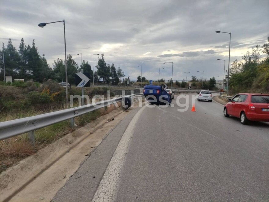 Θεσσαλονίκη - Τροχαίο: Τούμπαρε αυτοκίνητο στον περιφερειακό - Δείτε φωτογραφίες