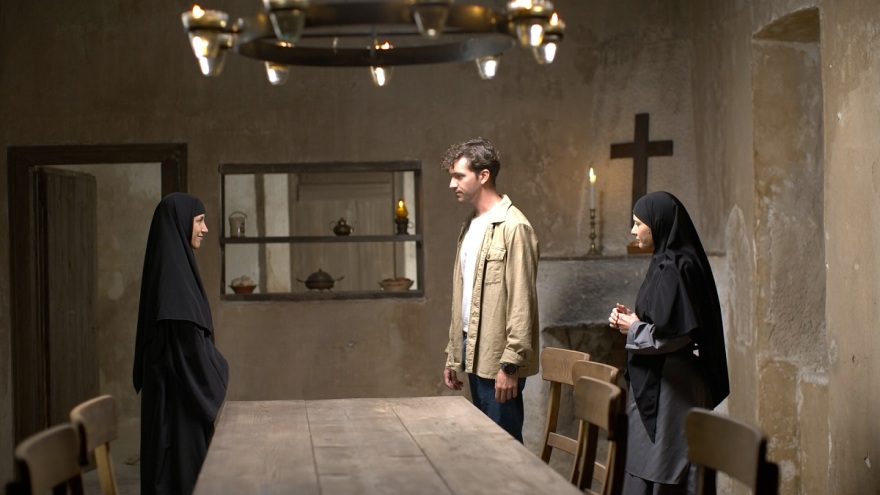 Στο «Μαύρο Ρόδο» ο Πέτρος καταφέρνει να μπει νύχτα στο μοναστήρι και να προσεγγίσει την Ελισάβετ