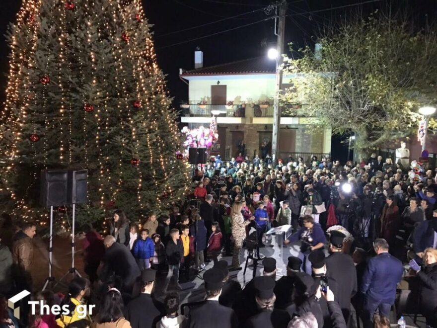 Χαλκιδική: Φωταγωγήθηκε με 85.000 λαμπιόνια το πρώτο χριστουγεννιάτικο δέντρο για φέτος - Δείτε βίντεο