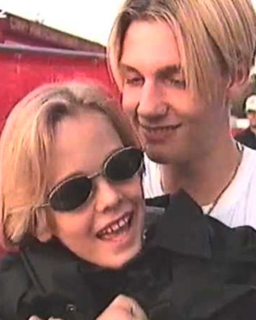 Ο Νικ Κάρτερ ξεσπά σε λυγμούς πάνω στη σκηνή μια μέρα μετά το θάνατο του αδελφού του Άαρον