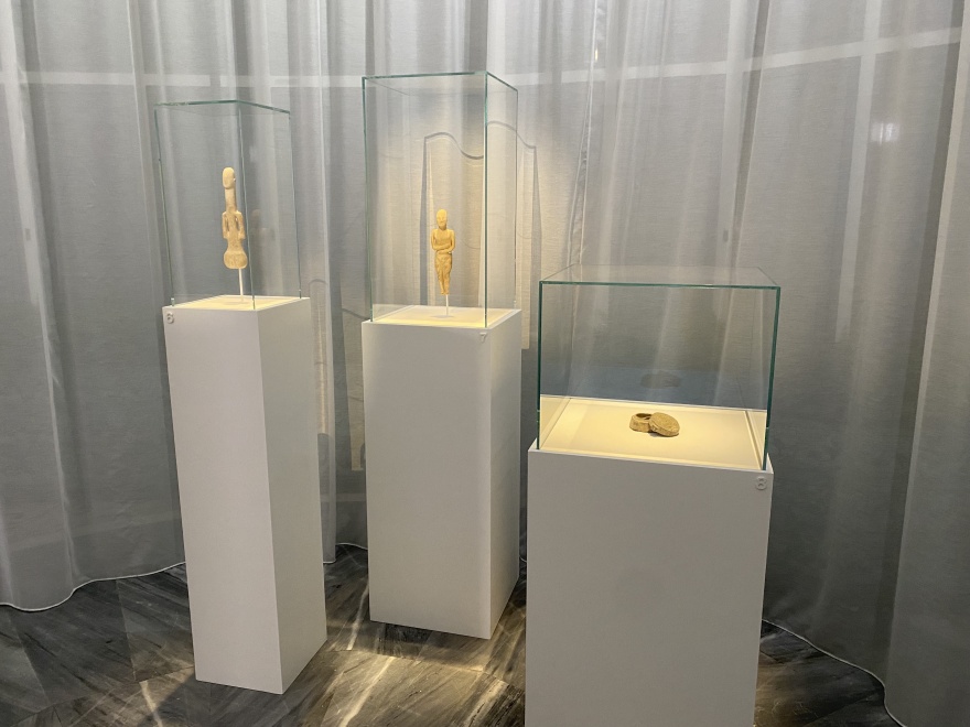 Συλλογή Στερν: Περιήγηση στην έκθεση με τα 15 πρώτα αρχαία κυκλαδικά αντικείμενα που επέστρεψαν στην Ελλάδα