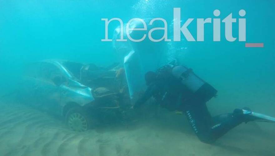 Αγία Πελαγία: Συγκλονιστικές εικόνες με αυτοκίνητα στο βυθό της θάλασσας