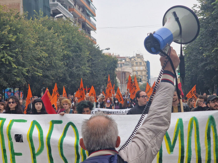 Απεργία: Πορείες στο κέντρο της Θεσσαλονίκης - Αναρχικοί έσπασαν βιτρίνες και κάμερες ασφαλείας από τράπεζες 