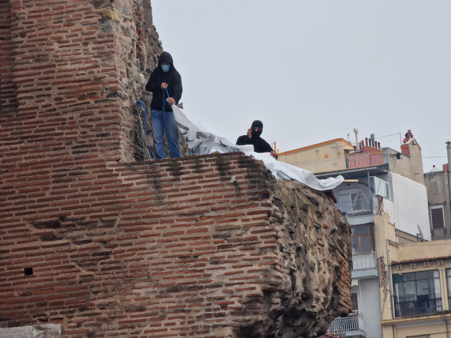 Απεργία: Πορείες στο κέντρο της Θεσσαλονίκης - Αναρχικοί έσπασαν βιτρίνες και κάμερες ασφαλείας από τράπεζες 