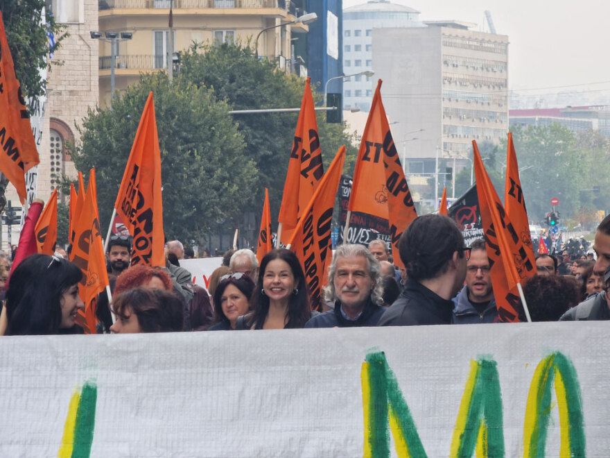 Απεργία: Πορείες στο κέντρο της Θεσσαλονίκης - Αναρχικοί έσπασαν βιτρίνες και κάμερες ασφαλείας από τράπεζες 