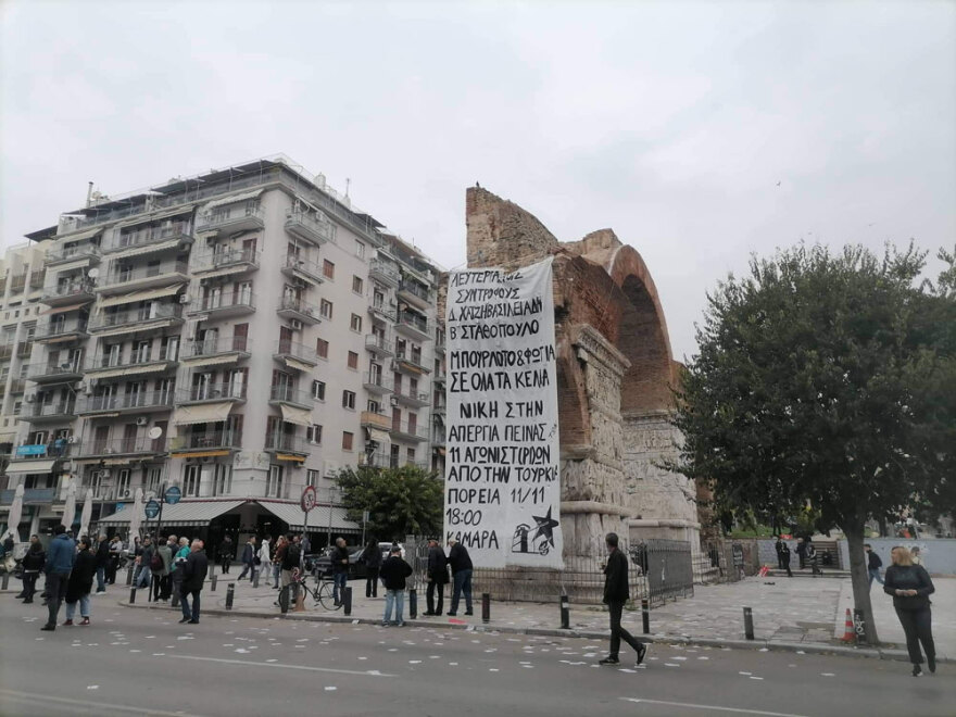 Απεργία: Πορείες στο κέντρο της Θεσσαλονίκης - Αναρχικοί έσπασαν βιτρίνες και κάμερες ασφαλείας από τράπεζες 