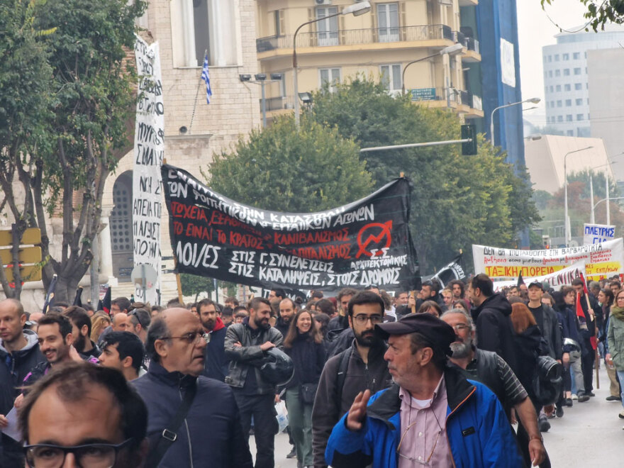 Απεργία: Πορείες στο κέντρο της Θεσσαλονίκης - Αναρχικοί έσπασαν βιτρίνες και κάμερες ασφαλείας από τράπεζες 