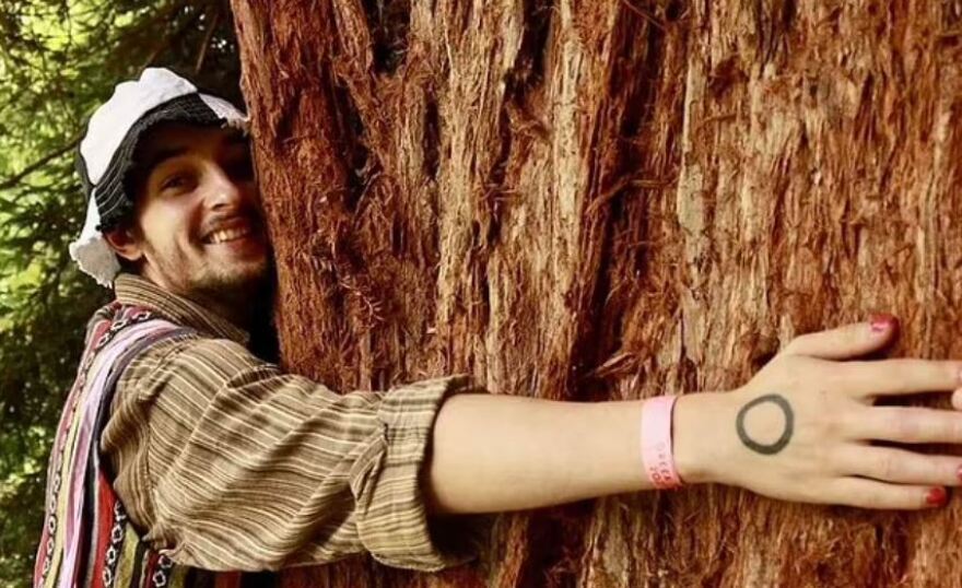 Βρετανία: Απαγόρευσαν στον άνδρα που πέταξε αυγά στον Κάρολο να μεταφέρει... αυγά δημοσίως!