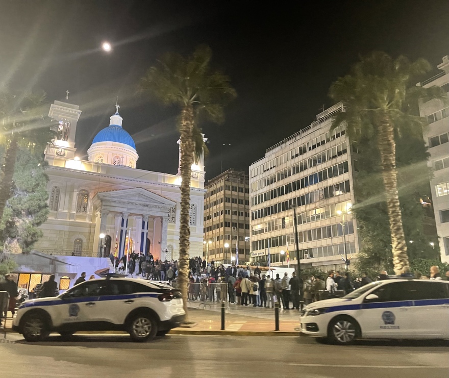 Μεγάλες ουρές πιστών για να προσκυνήσουν την Αγία Ζώνη στον Άγιο Νικόλαο του Πειραιά