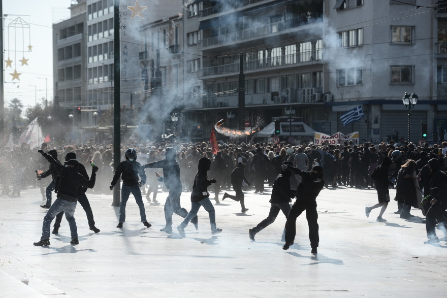 Επεισόδια με μολότοφ έξω από τη Βουλή στην πορεία για την απεργία