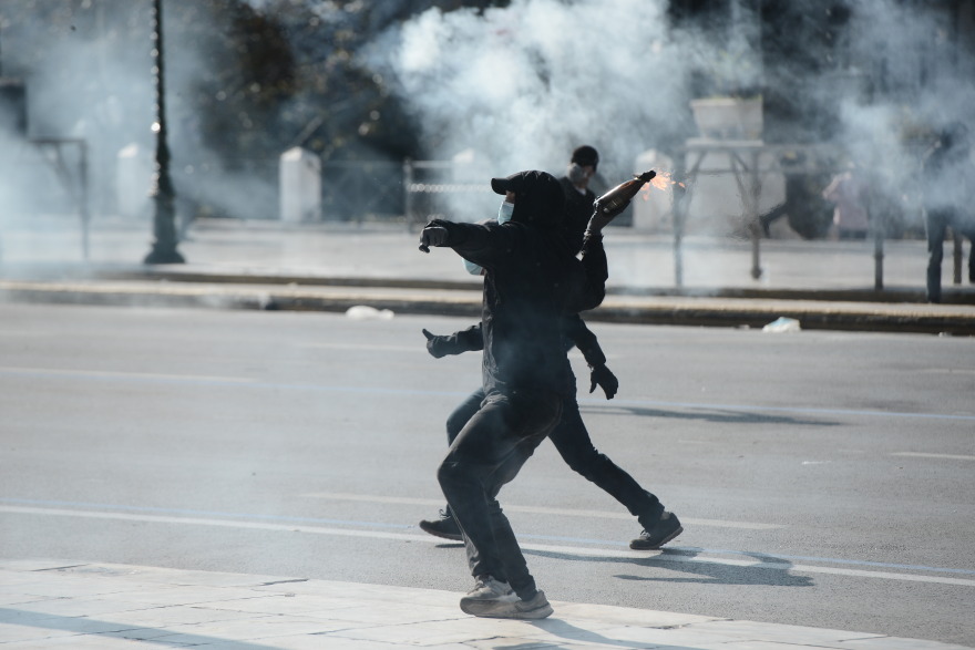 Επεισόδια με μολότοφ έξω από τη Βουλή στην πορεία για την απεργία