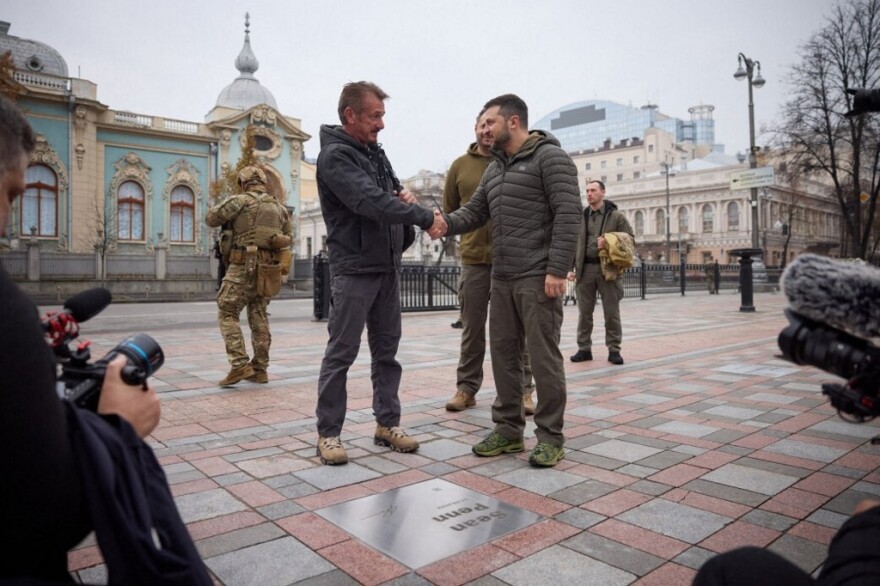Ο Σον Πεν έδωσε το Όσκαρ του στον Ζελένσκι: «Όταν νικήσετε, φέρ'το στο Μαλιμπού»