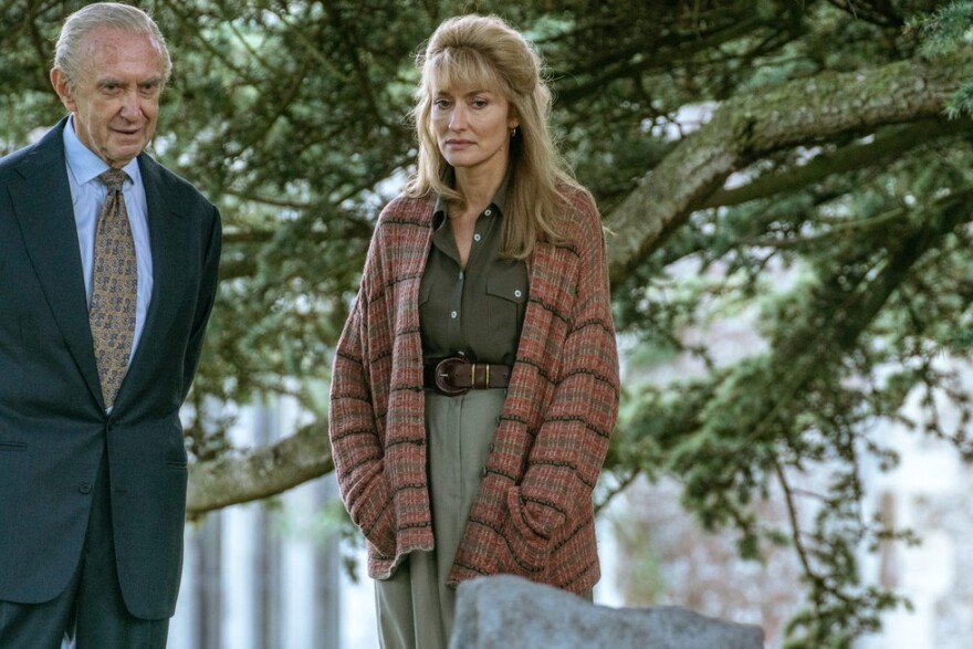 «The Crown 5»: Οι πισώπλατες «μαχαιριές» του Καρόλου στην Ελισάβετ, η εξαιρετική νέα Νταϊάνα και οι αδυναμίες του νέου κύκλου 