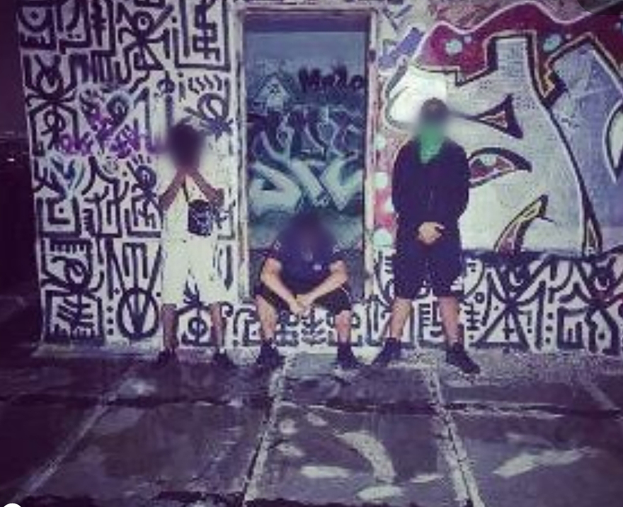 Κηφισιά: Μέλη «σκληρής» συμμορίας οι ανήλικοι που έσπειραν τον τρόμο - Ποζάρουν με σιδερογροθιές και αλυσίδες