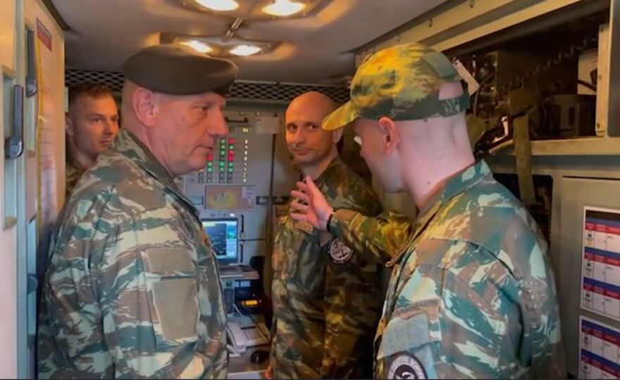 Σαουδική Αραβία: Επίσκεψη Φλώρου στην ελληνική πυροβολαρχία Patriot