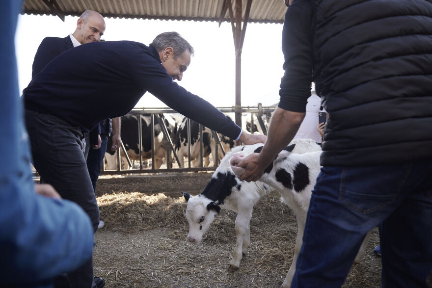 Μητσοτάκης: «Θα στηρίξουμε αγρότες, κτηνοτρόφους» - Τα έργα που ανακοίνωσε από την περιοδεία στην Πιερία
