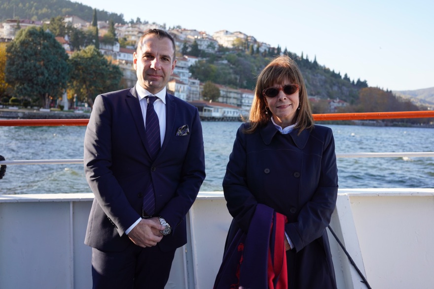 Σακελλαροπούλου: Βόλτα με σκάφος στη λίμνη Καστοριάς