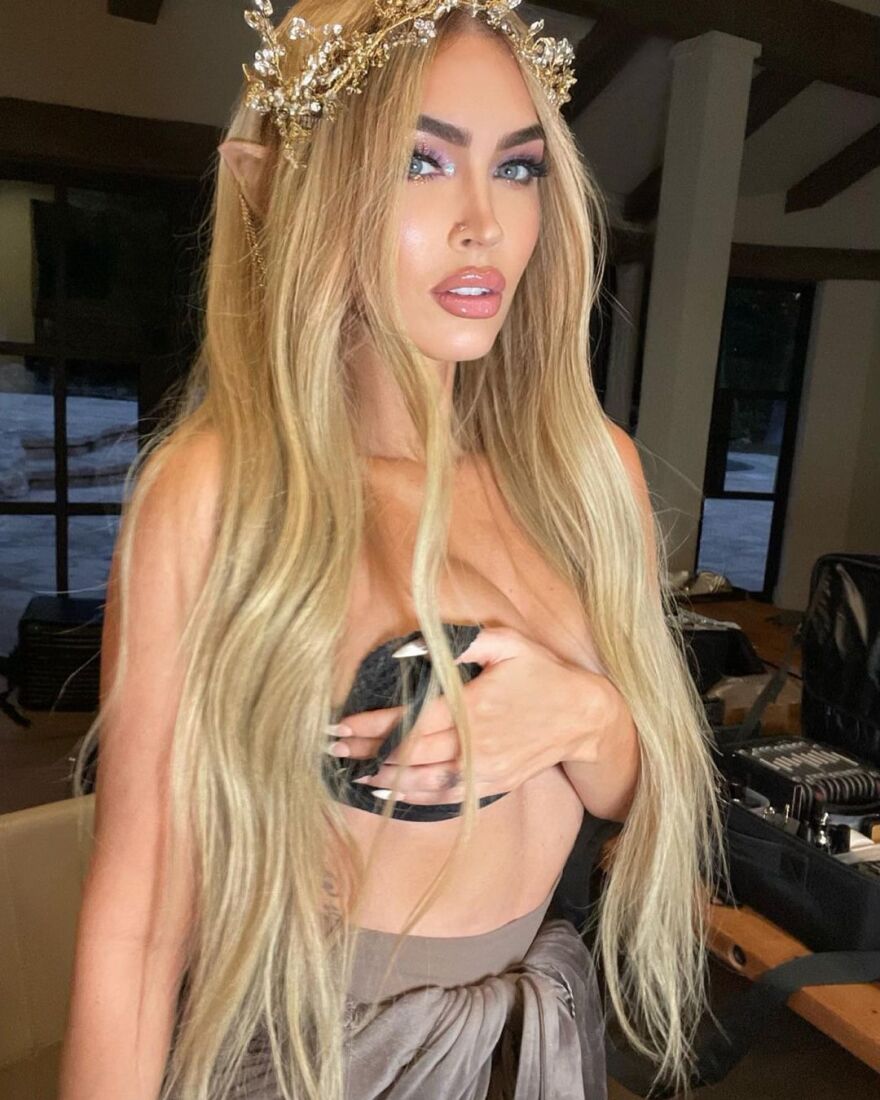 Μέγκαν Φοξ: Η ηθοποιός ποζάρει ημίγυμνη- «Μεταμορφώθηκε» σε ξωτικό 