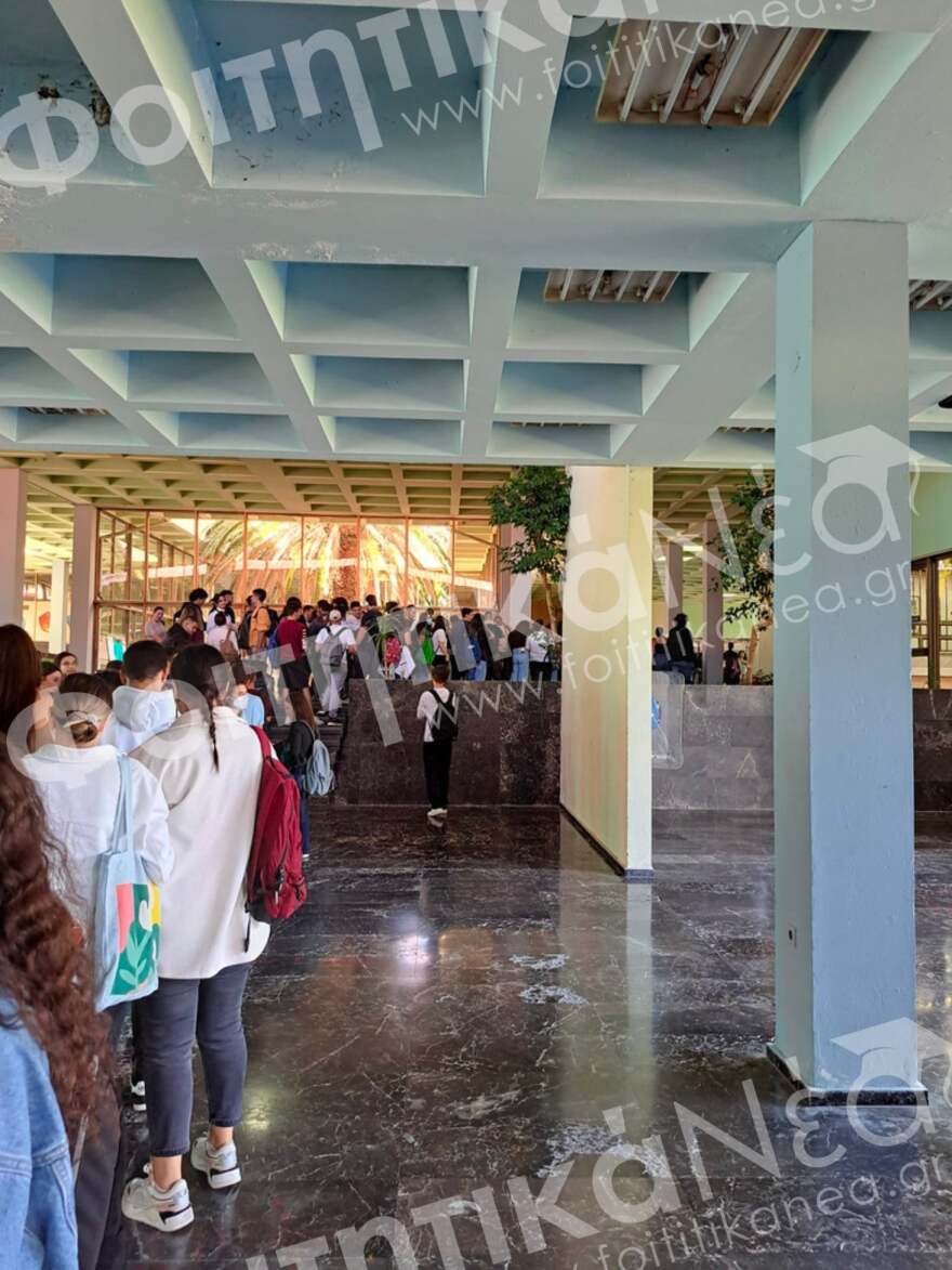 Πανεπιστήμιο Πατρών: Οι φοιτητές περιμένουν πάνω από μία ώρα στην ουρά για να πάρουν φαγητό