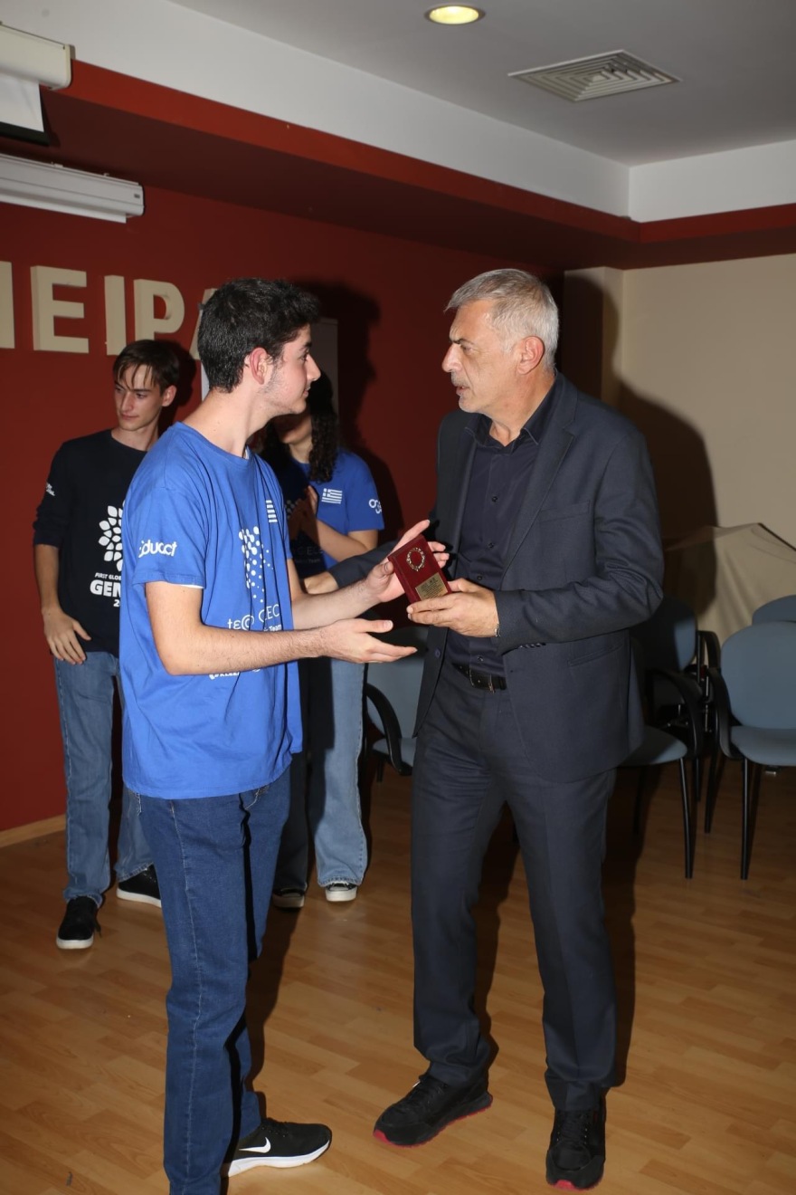 Βράβευση της εθνικής ομάδας ρομποτικής από τον Δήμο Πειραιά