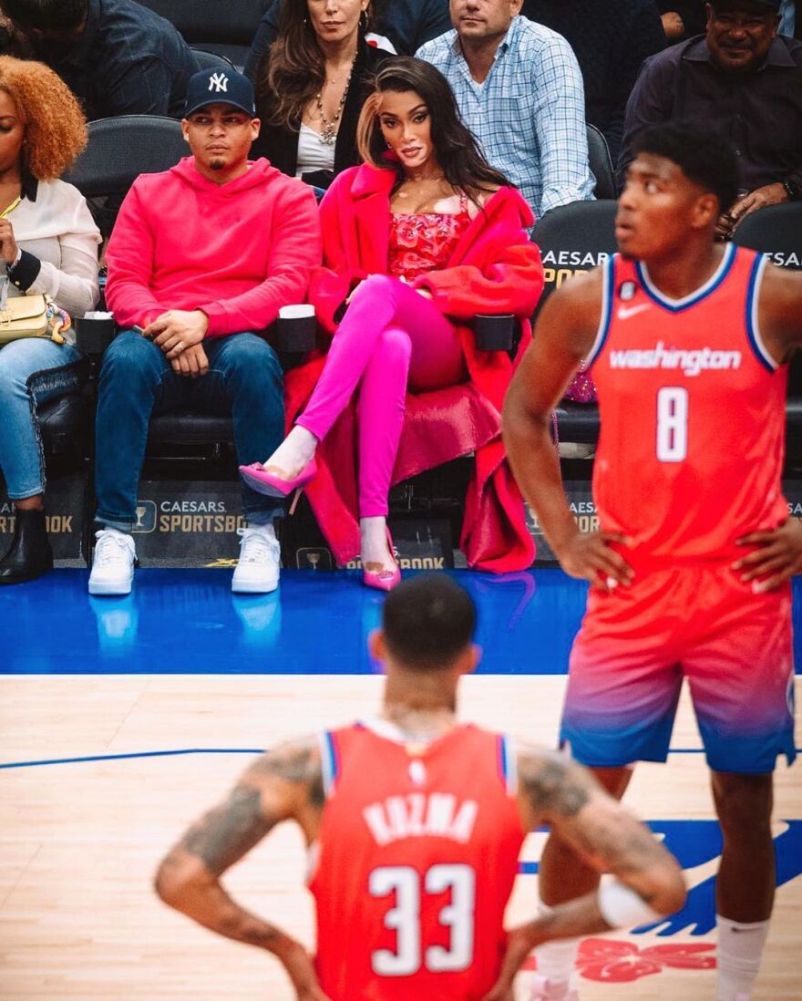 Γουίνι Χάρλοου: Το μοντέλο με τη λεύκη «φλερτάρει» σταρ του NBA εν μέσω αγώνα - «Το νούμερο 33 να μου τηλεφωνήσει»