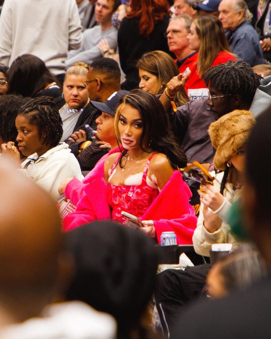 Γουίνι Χάρλοου: Το μοντέλο με τη λεύκη «φλερτάρει» σταρ του NBA εν μέσω αγώνα - «Το νούμερο 33 να μου τηλεφωνήσει»