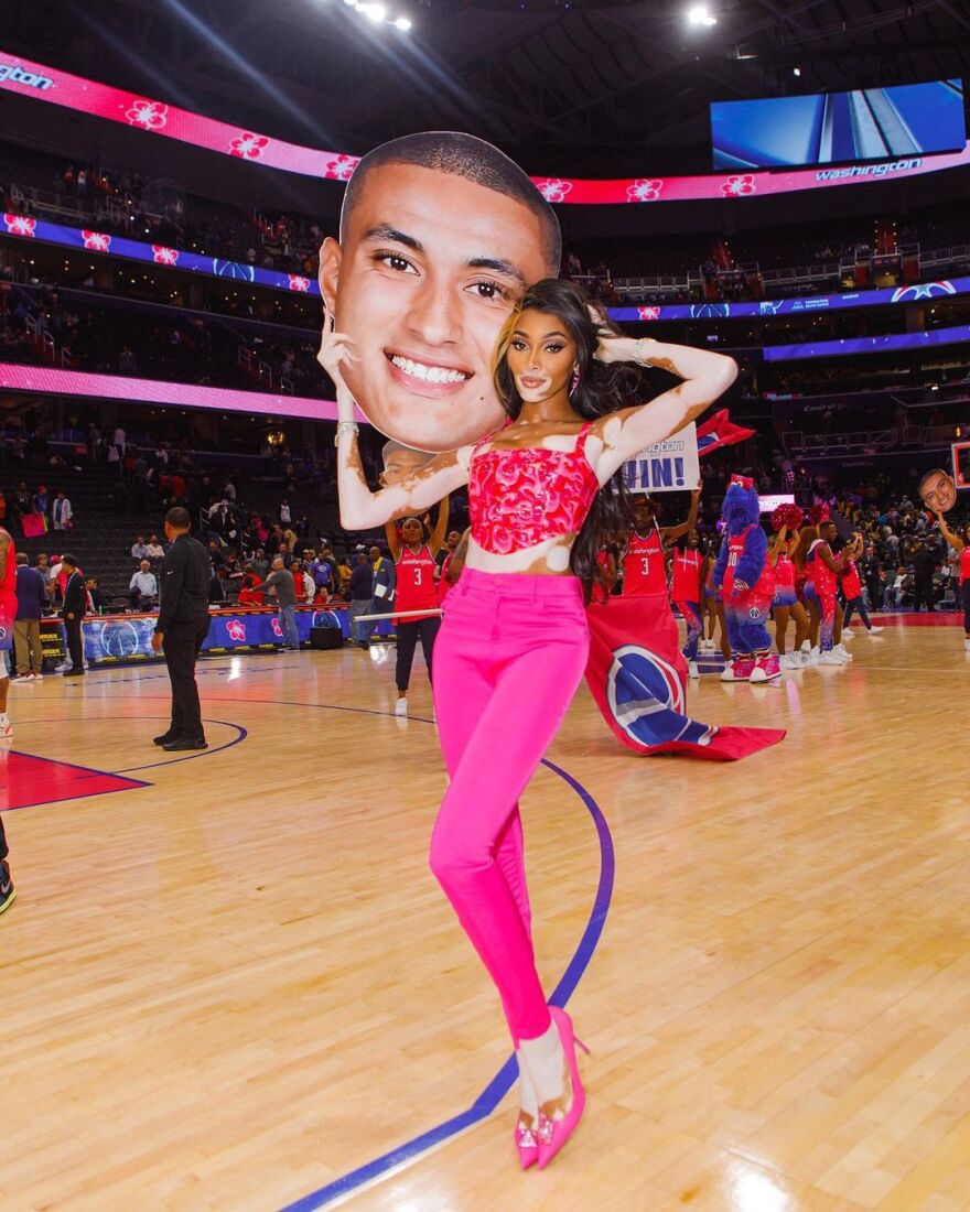 Γουίνι Χάρλοου: Το μοντέλο με τη λεύκη «φλερτάρει» σταρ του NBA εν μέσω αγώνα - «Το νούμερο 33 να μου τηλεφωνήσει»