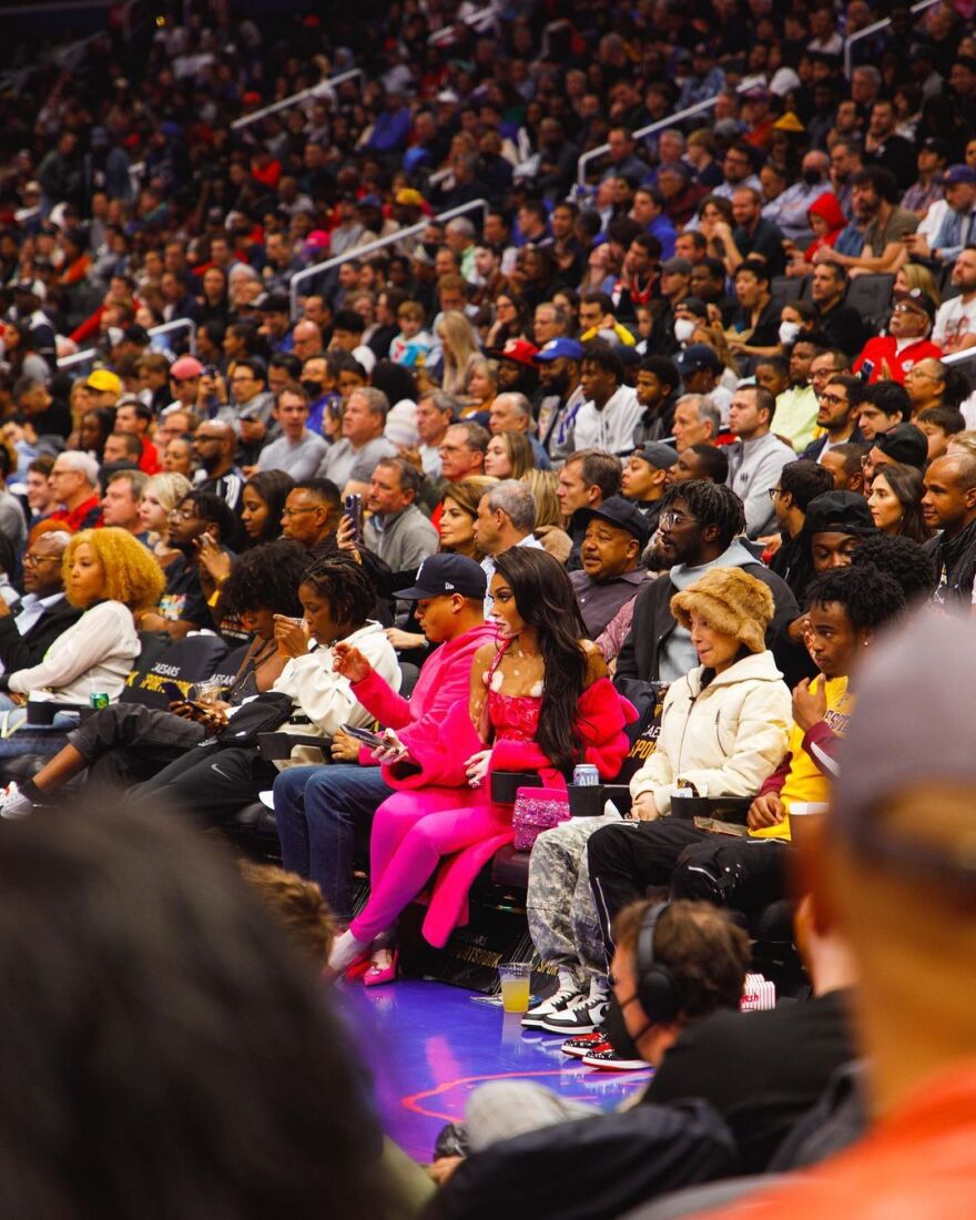 Γουίνι Χάρλοου: Το μοντέλο με τη λεύκη «φλερτάρει» σταρ του NBA εν μέσω αγώνα - «Το νούμερο 33 να μου τηλεφωνήσει»