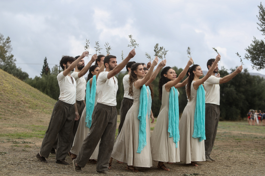 39ος Μαραθώνιος: Συγκίνηση στον Τύμβο του Μαραθώνα - Εικόνες από την τελετή έναρξης