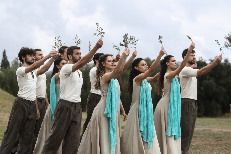 39ος Μαραθώνιος: Συγκίνηση στον Τύμβο του Μαραθώνα - Εικόνες από την τελετή έναρξης